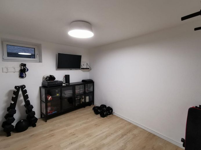 Esclusivo appartamento maisonette di 4,5 locali con giardino a Meerbusch Büderich – Zimmer im Souterrain