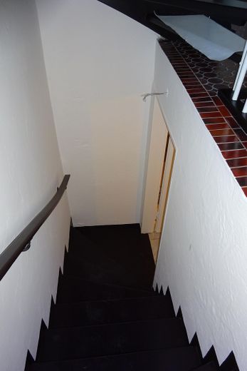 Provisionsfrei von privat: Modernisiertes Reihenhaus mit Garage in Hagen-Ems – Kellertreppe