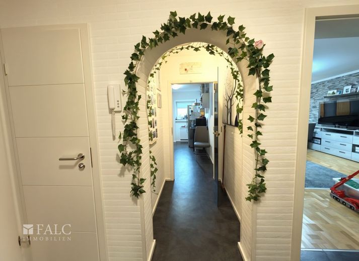 gemütliche Familienwohnung: 4 Zimmer mit Wintergarten, zwei Loggien &amp; Tiefgaragenstellplatz – Flur