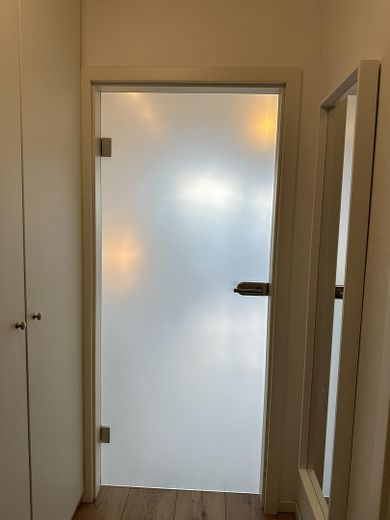 VANAF AUG 2027: Stijlvol gemeubileerd appartement | Tijdelijk wonen | Gemeubileerd wonen in Sachsenhausen – Zugang zum Wohnbereich