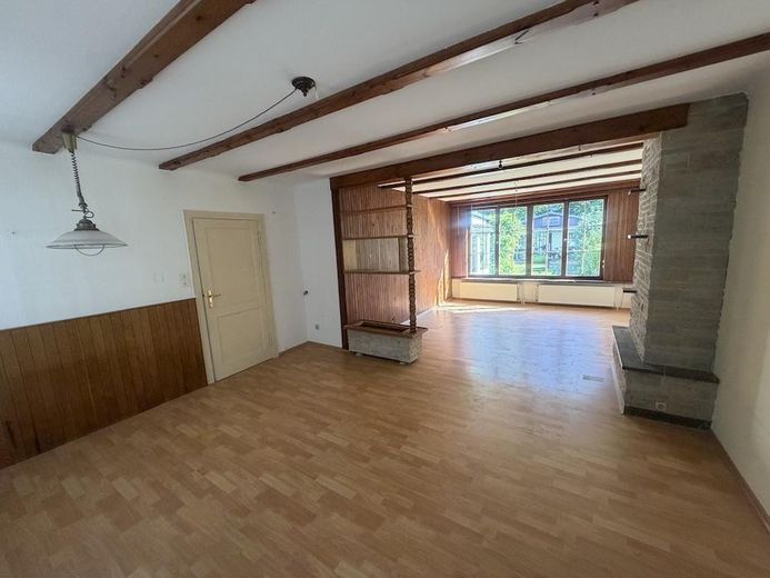 Ländliche Idylle mitten in der Stadt ! Ihr künftiges Zuhause mit herrlichem Garten und 3 Garagen ! – Wohn-/Esszimmer