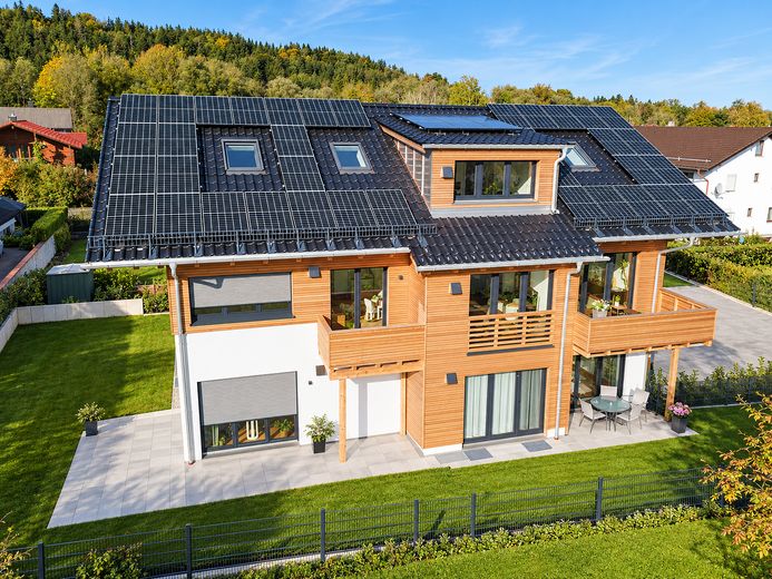 Doppelhaushälfte in Holzmassivbauweise – KfW 40 Plus, ca. 150 m², S/W-Garten & beheiztes KG – Außenansicht DHH (links)