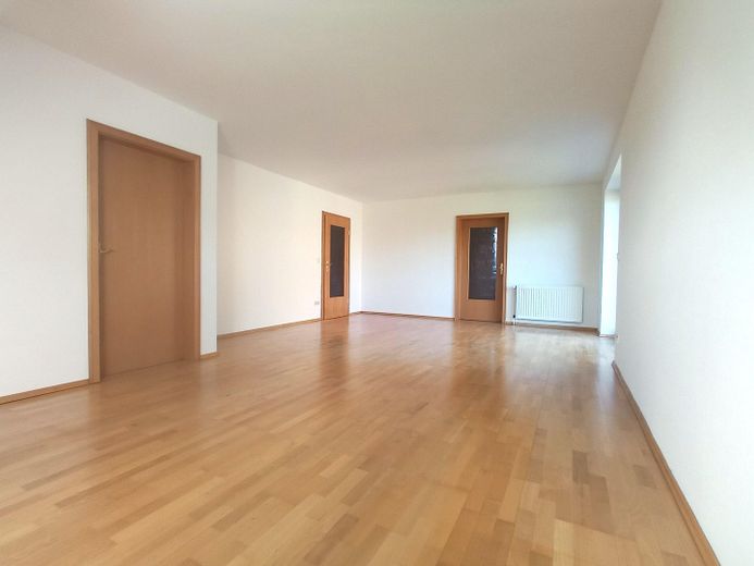 Solides MFH, Schweriner Stadtrand, als Investment o. Eigennutzung, sof. bezugsfähig, 2.505m² Grdst. – Wohnzimmer 1.OG links