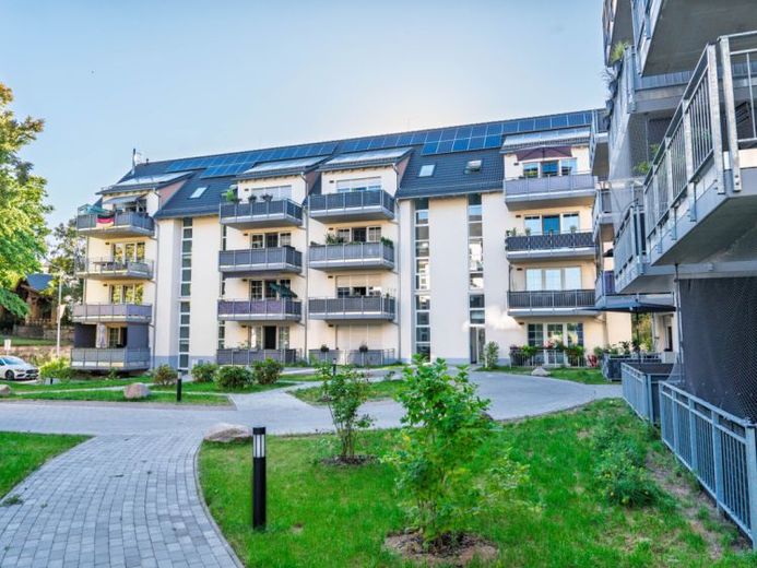 Moderno apartamento de 4 habitaciones en la última planta con balcón y plaza de aparcamiento para vehículo en Freital – Foto 1