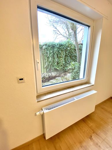 Helle 2-Zimmer-Erdgeschoss-Einliegerwohnung (60m2) – ALLES inklusive ab 15. Juli frei – Schlafzimmer