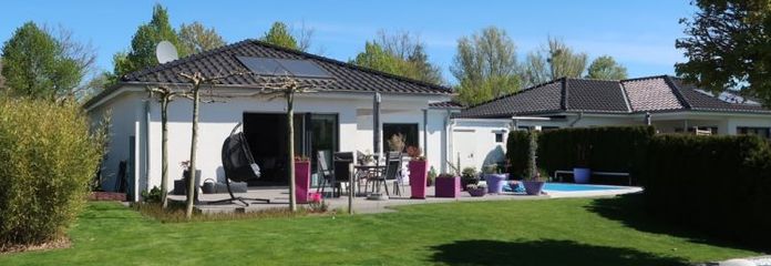 Teltow/Ruhlsdorf: Moderner Bungalow (KfW-Effizienzhaus 70) mit Garage, Pool und Traumgarten!