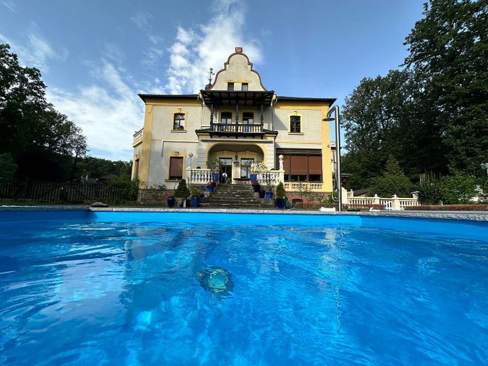 Exklusiv DG-Penthouse JAGDSCHLOSS 20km von L-Bhf 210m², 40m² Dachterrasse, Park, See, 2 Bäder – Jagdschloss Poolblick