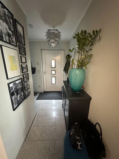 Near Simmerleinplatz: As-new, bright XXL semi-detached house, upscale features, KFW70 standard, with fitted kitchen – EG Flur/Hauseingang