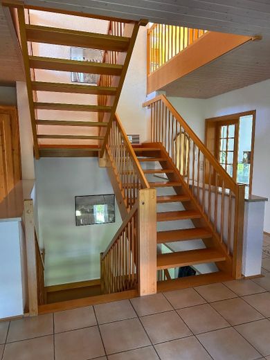 Viel Raum. Viel Privatsphäre. Viel Lebensqualität - schönes Einfamilienhaus in Herdwangen-Schönach – Treppenaufgang