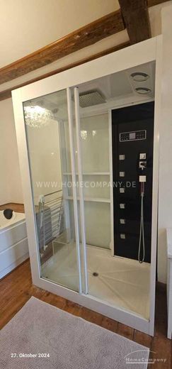 Große 3,5 Zi.-Altbauwhg., 2. OG, möbliert. Bad mit Wanne und Dusche, Balkon und kl. Garten zur gemeinschaftlichen Nutzung; Stellplatz vorhanden. – 31e84495781bcbd21097f5a5974db1b80d42c09c.jpg