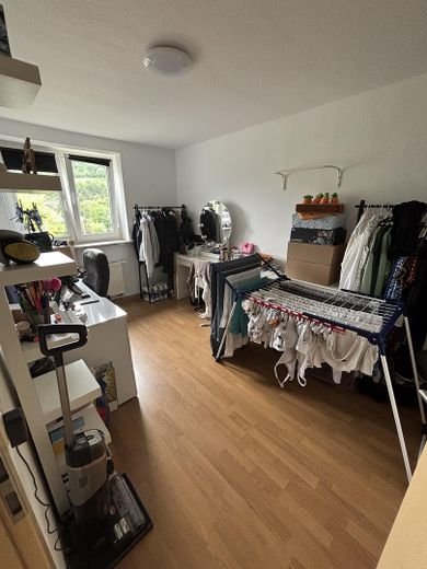 Helle 3-Zimmer-Dachgeschosswohnung mit Balkon & Einbauküche – Haustiere erlaubt – Kinderzimmer