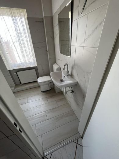 Charming 4-room apartment with kitchen and bathroom and a new fitted kitchen – Bad (Ansicht 2)