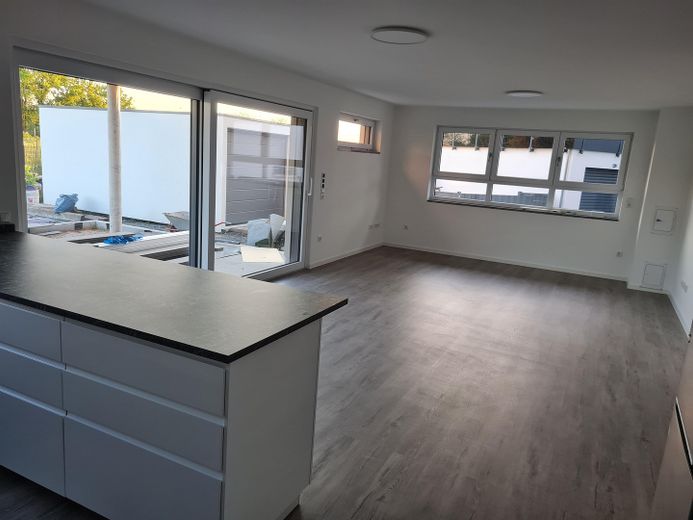 **Neubau Erstbezug, Traumhafte und moderne 4-ZIMMER EG.-Maisonette Whg. in Bischofsheim** – Wohnzimmer