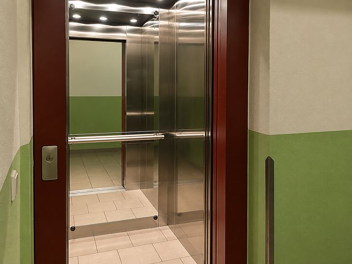 Balkonlu ve ankastre mutfaklı, tarihi çok aileli konutta çekici, modernize edilmiş 2 odalı daire - %6 getiri – Aufzug