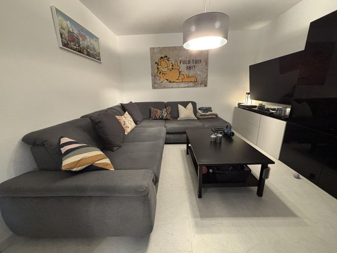 Gepflegte 2-Zimmer-Wohnung mit Balkon, Einbauküche, Stellplatz & Aufzug in Maintal-Dörnigheim – Wohnzimmer