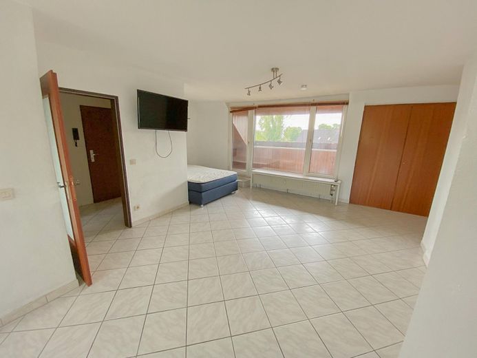 Prachtig appartement op de zolderverdieping met grote loggia, parkeerplaats in rustige ligging en ca. 6 % rendement – Wohn- Schlafbereich