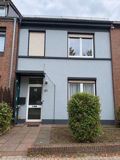 Modernized 5-room mid-terrace house in Bremen-Hastedt with garden, terrace & 2 bathrooms – Photo 1