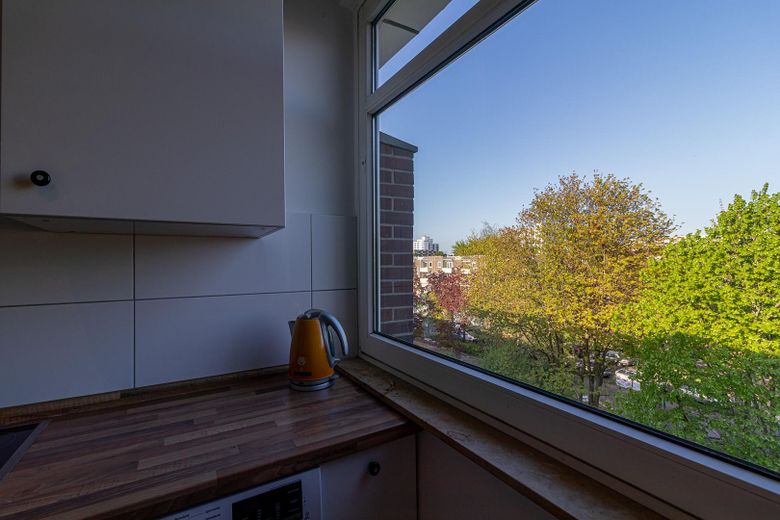 Designer terrace apartment (18 min. central station) nature, parking space (only temporarily 6-12 months) 1,700 € incl. additional costs – Küche