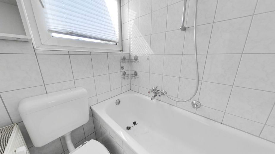Ruhiges Büro mit 2 Zimmern, Küche, Bad und Dachterrasse am Schwanenspiegel – Bad
