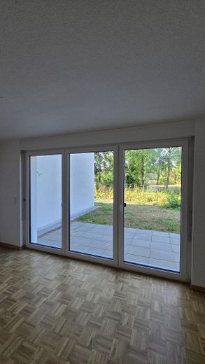 Derede yaşamak - bahçeli ve yeşilliğe bakan aile için modern yeni yapım sıra evi – Blick auf Terrasse und Garten
