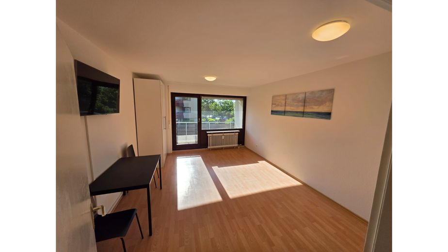 490 € Hausgeld? Dafür 511.000 € Rücklage, Hybrid-Heizung & 2 Balkone – unter 160.000 € – Zimmer links: Balkon