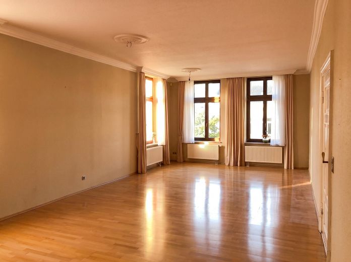 centrally located apartment in a listed historic villa – Wohnzimmer