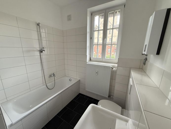 Wonen met geschiedenis & uitzicht op groen – gemoderniseerd 2-kamerappartement met balkon en uitzicht op de klokkentoren – Bad