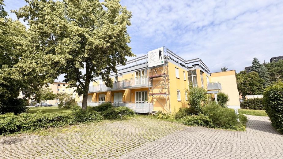 Apartamento amueblado de 1 habitación con gran balcón y plaza de aparcamiento en Ba-Ost – Hausansicht und Parkplatz