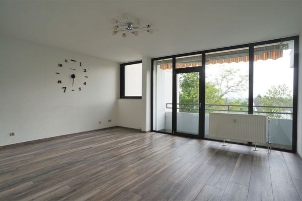 Luminoso + soleggiato! 
 Ampio appartamento moderno, con vista e balcone soleggiato!