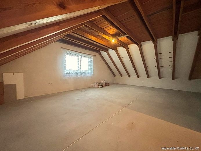 Stilvolles Einfamilienhaus mit Einliegerwohnung und großzügigem Grundstück in Arzberg – VUB0002479-12