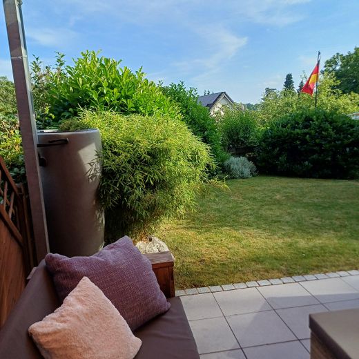 Gepflegtes Reihenendhaus mit schönem Garten, überdachter Terrasse, Kamin und Carport – Blick in den oberen Garten (2)