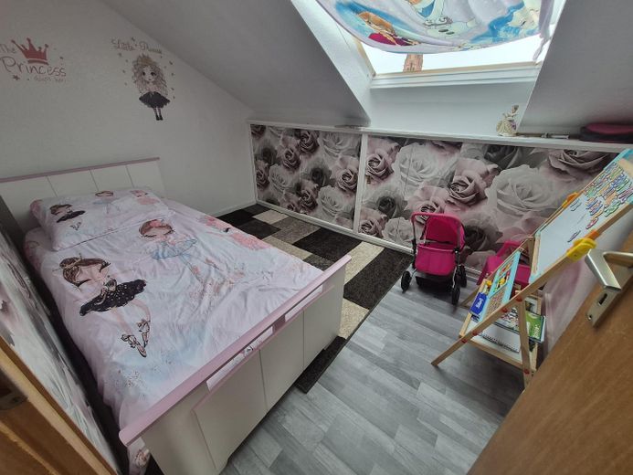 4,5 odalı dubleks daire, 2. üst kat, yeni banyo, sakin konum – Kinderzimmer DG