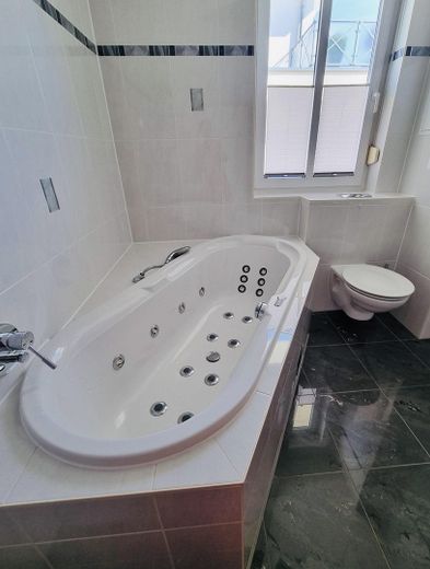 Piso dúplex de 4 habitaciones en propiedad con vistas al lago – Badewanne mit Funktion
