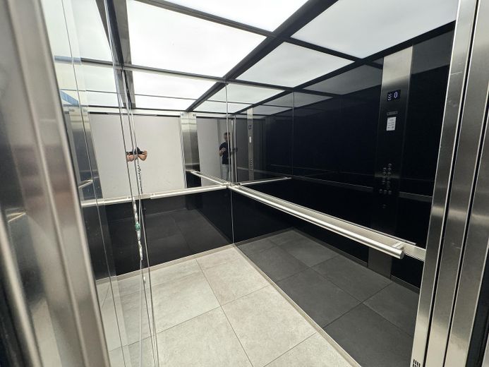 SIN COMISIÓN - Ubicación privilegiada / Moderno apartamento de 2 habitaciones (año de construcción 2018) con terraza, cocina y plaza de garaje subterráneo – Aufzug 1