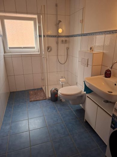 Wohnen im historischen Fachwerkhaus: möblierte 3-Zimmer-Wohnung 1 Min in die Innenstadt – Bad mit Dusche