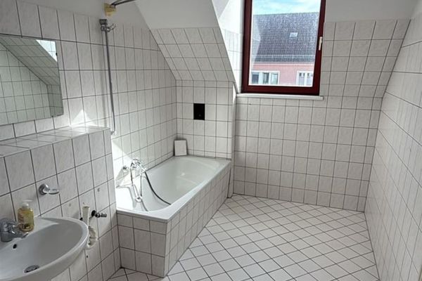 Großzügige 3-Zimmer mit Wannenbad, EBK und Laminat in zentraler Lage! SP mgl.