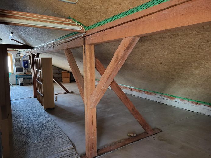 Freistehendes Einfamilienhaus in ruhiger Südhanglage mit weitem Blick über das Vilstal – Dachboden
