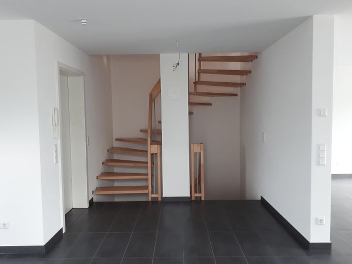 Doppelhaushälfte mit Garten – EG Treppenhaus