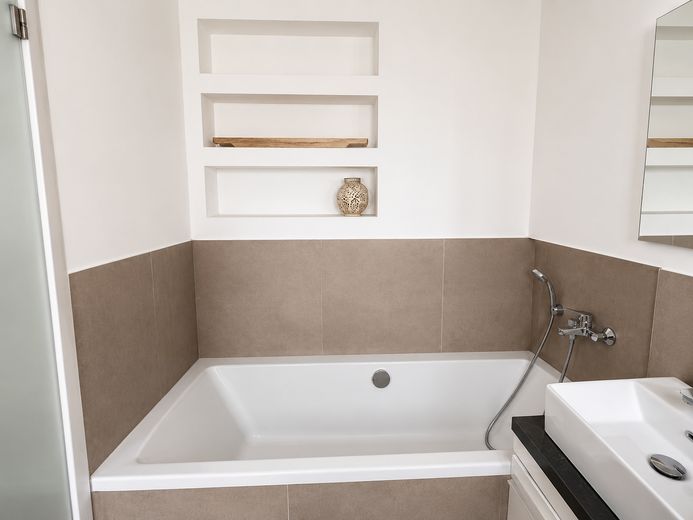 Elegancki nowy dom rodzinny w Hochheim | 156 m² | 6 pokoi | Ogród i taras na dachu – 2. Bad mit Badewanne
