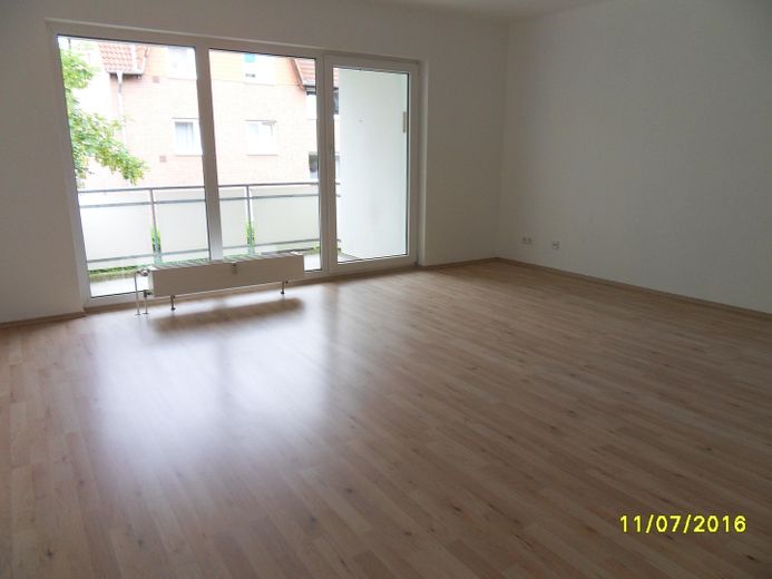 Helle 3,5-Zimmerwohnung mit komplett saniertem Badewannebad mit Fenster und sonnigem SÜD-WEST-Balkon – Wohnzimmer
