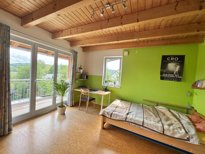 Casa d’architetto straordinaria con galleria e tecnologia energetica sostenibile in posizione soleggiata – Balkonzimmer OG