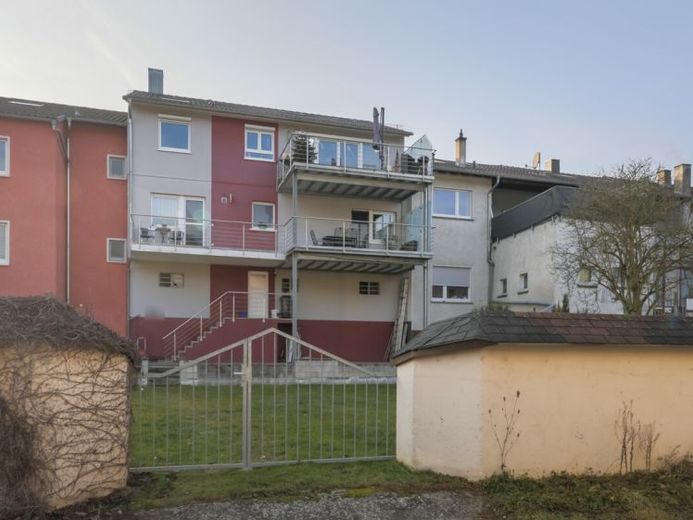 Modernisiert & vielseitig nutzbar - Zweifamilienhaus in gewachsener Lage – Foto 1