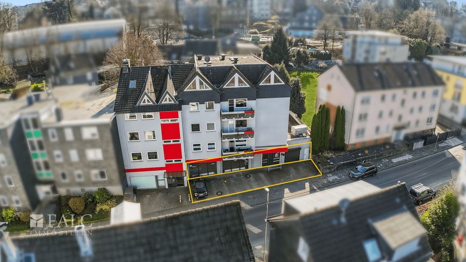 Vielseitige Gewerbeeinheit mit großer Schaufensterfront in guter Lage – Außenansicht