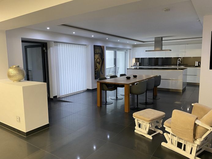 Esclusivo appartamento di 6 locali, 304 mq/KB/Garage/Terrazza/Giardino – Esszimmer/Küche
