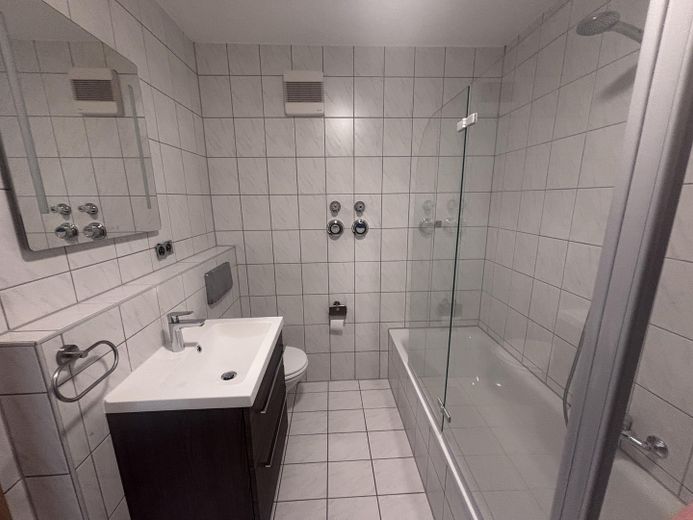 Charmante 2-Zimmer-Wohnung mit Balkon, Stellplatz und Einbauküche – Erstbezug nach Renovierung – Badezimmer