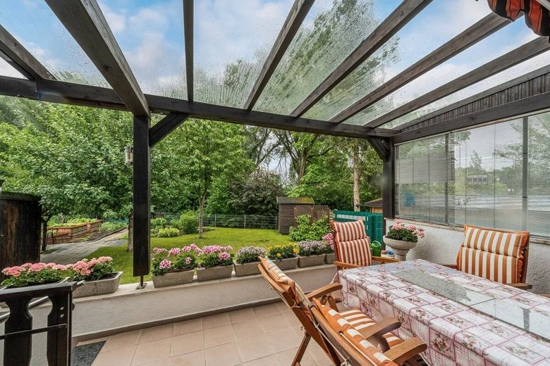 Viel Platz, viele Möglichkeiten: Gepflegtes Mehrfamilienhaus mit vier Wohneinheiten – Terrasse Erdgeschoss