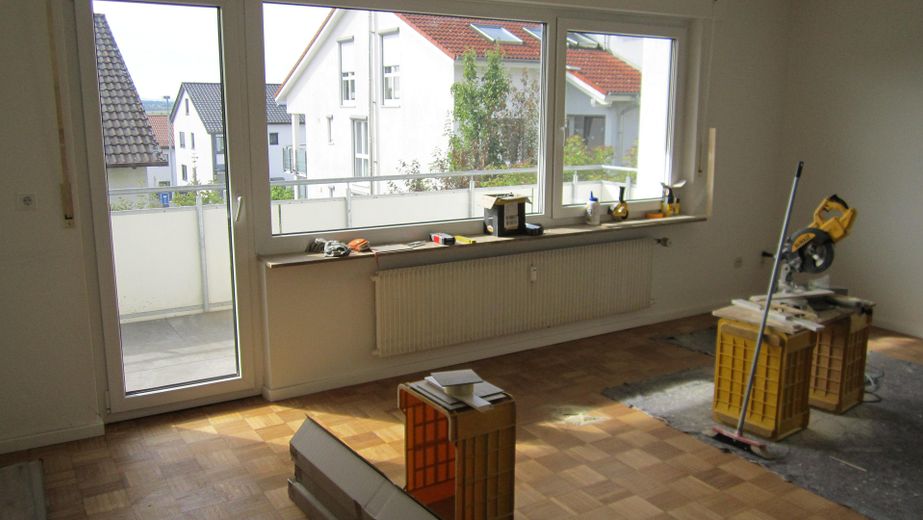 Zentrale ruhige 4,5-Zimmer-Wohnung mit großem Balkon 1. OG in Herrenberg Ziegelfeld von privat – Wohnzimmer