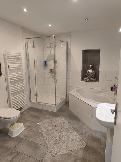 Bad mit Wanne & Dusche