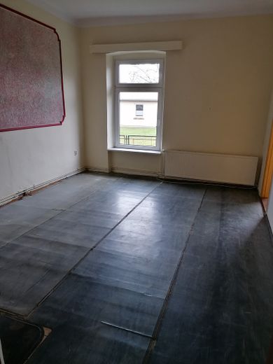 große Gutshaushälfte mit tollem Grundstück am Naturschutzgebiet, sehr ruhig gelegen – Zimmer 2,EG rechts, vor Renov.