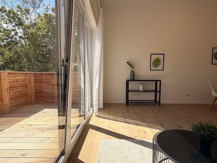 Klimatisierter hochwertiger Neubau mit Balkon und hohen Decken – Erstbezug – 24 Wohnen mit Balkon
